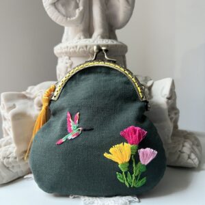 Monedero-Un colibrí en jardín