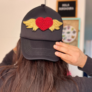 Corazón Alado-Gorra negra bordada a mano
