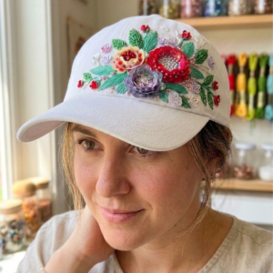 Aprende a bordar flores en 3D sobre una gorra