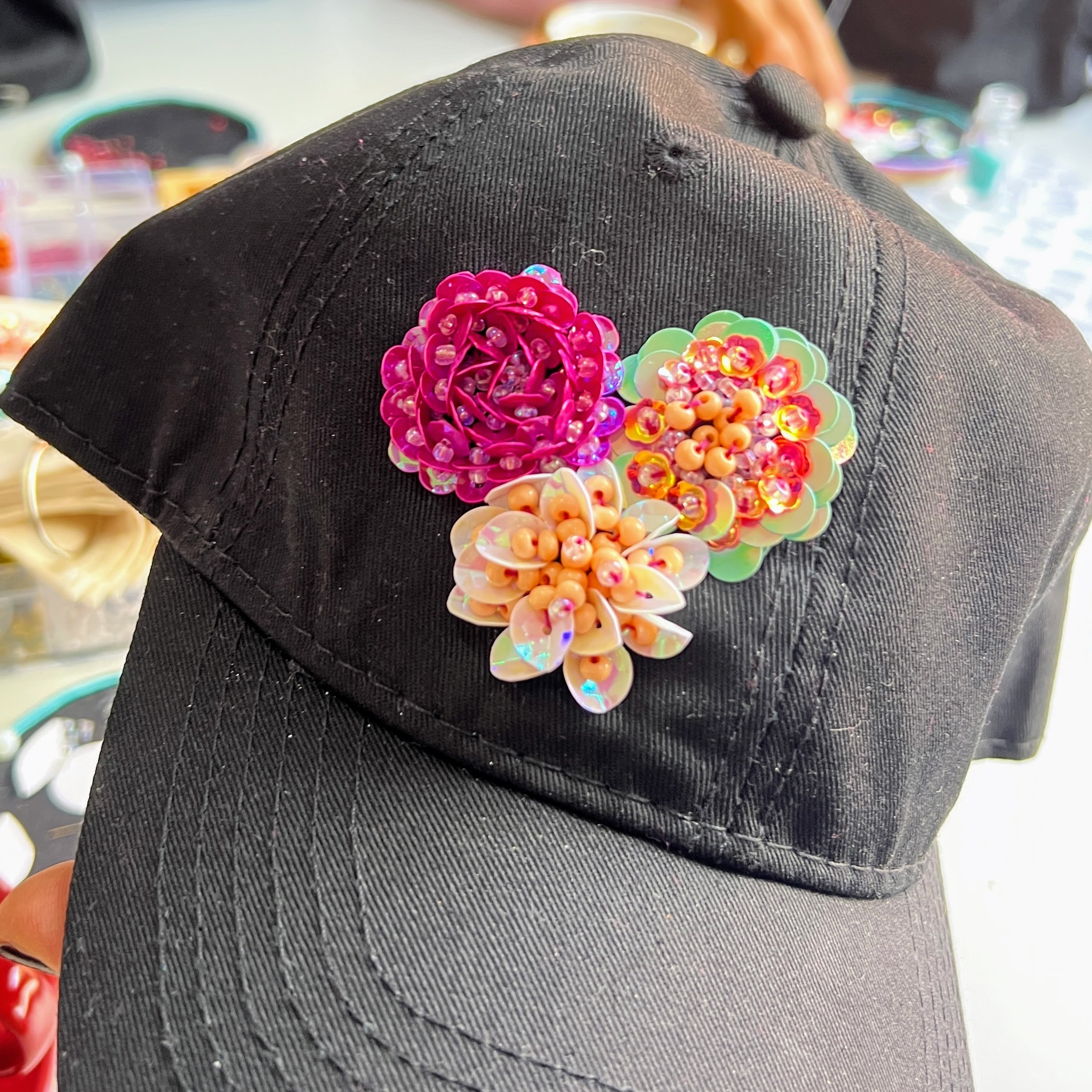 Aprende a bordar flores en 3D sobre una gorra - Imagen 3