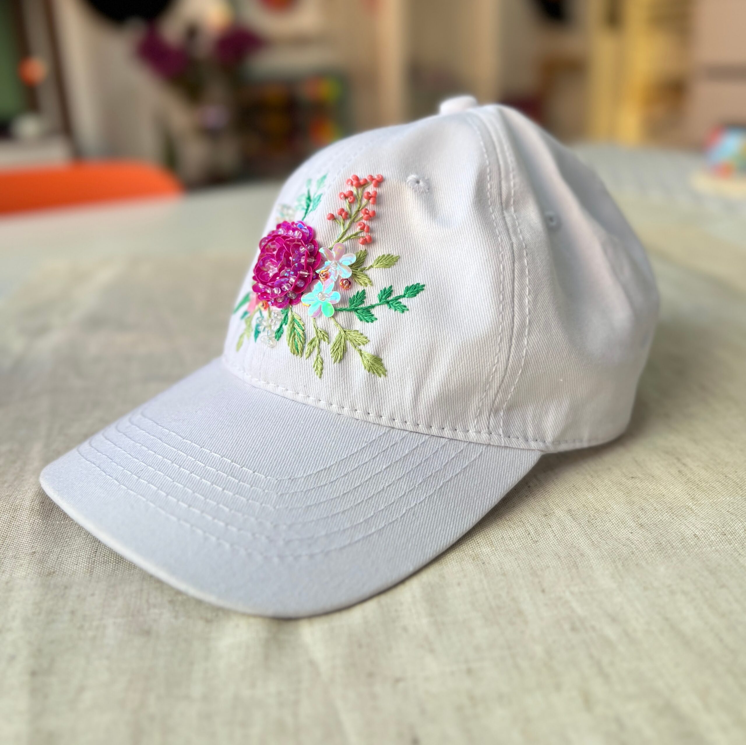 Aprende a bordar flores en 3D sobre una gorra - Imagen 2