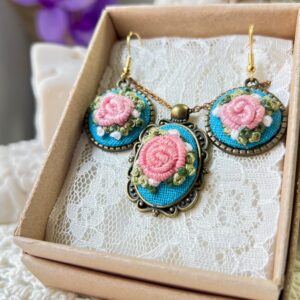Juego de Dije y Aretes Bordados en Rococó